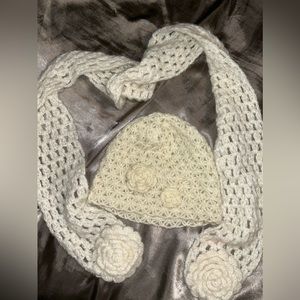 Girls L/XL beanie and scarf set